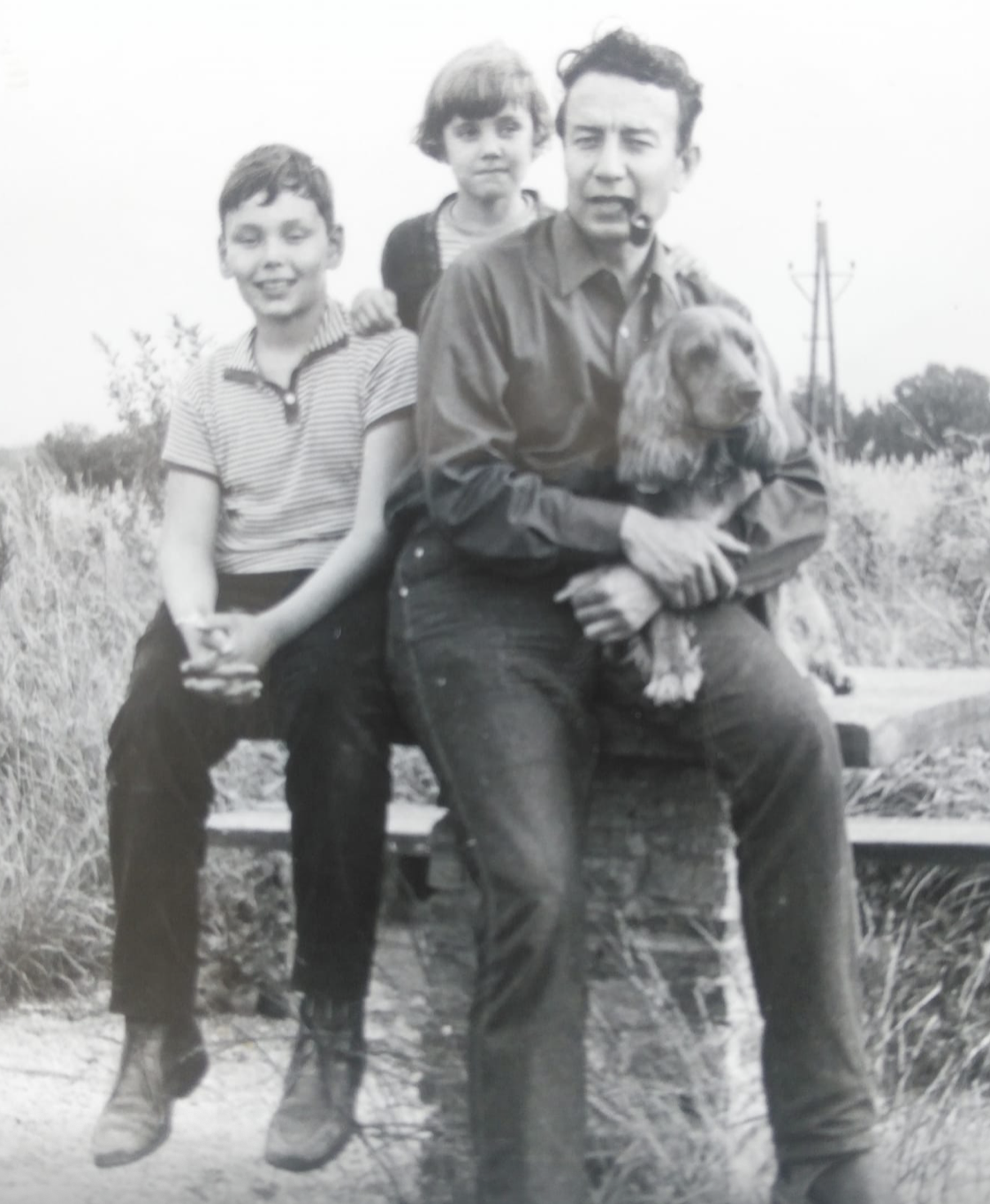 Papa Dündar mit Cockerspaniel Metzciko auf dem Arm und mit seinem Sohn Ahmet und Töchterchen Alev. Foto: privat